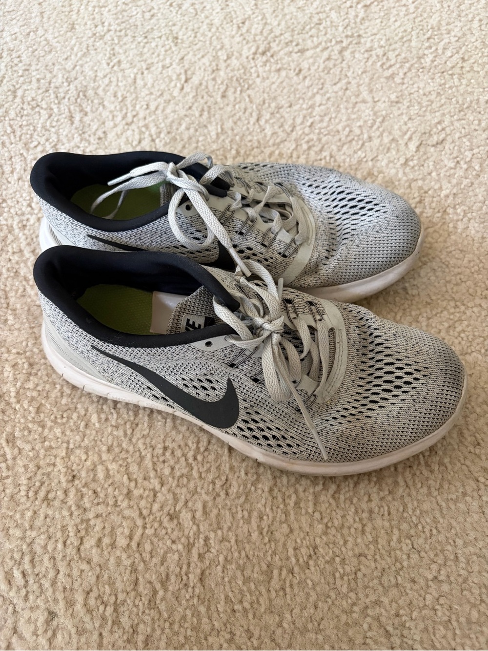 Nike Women’s Light Gray size 8
